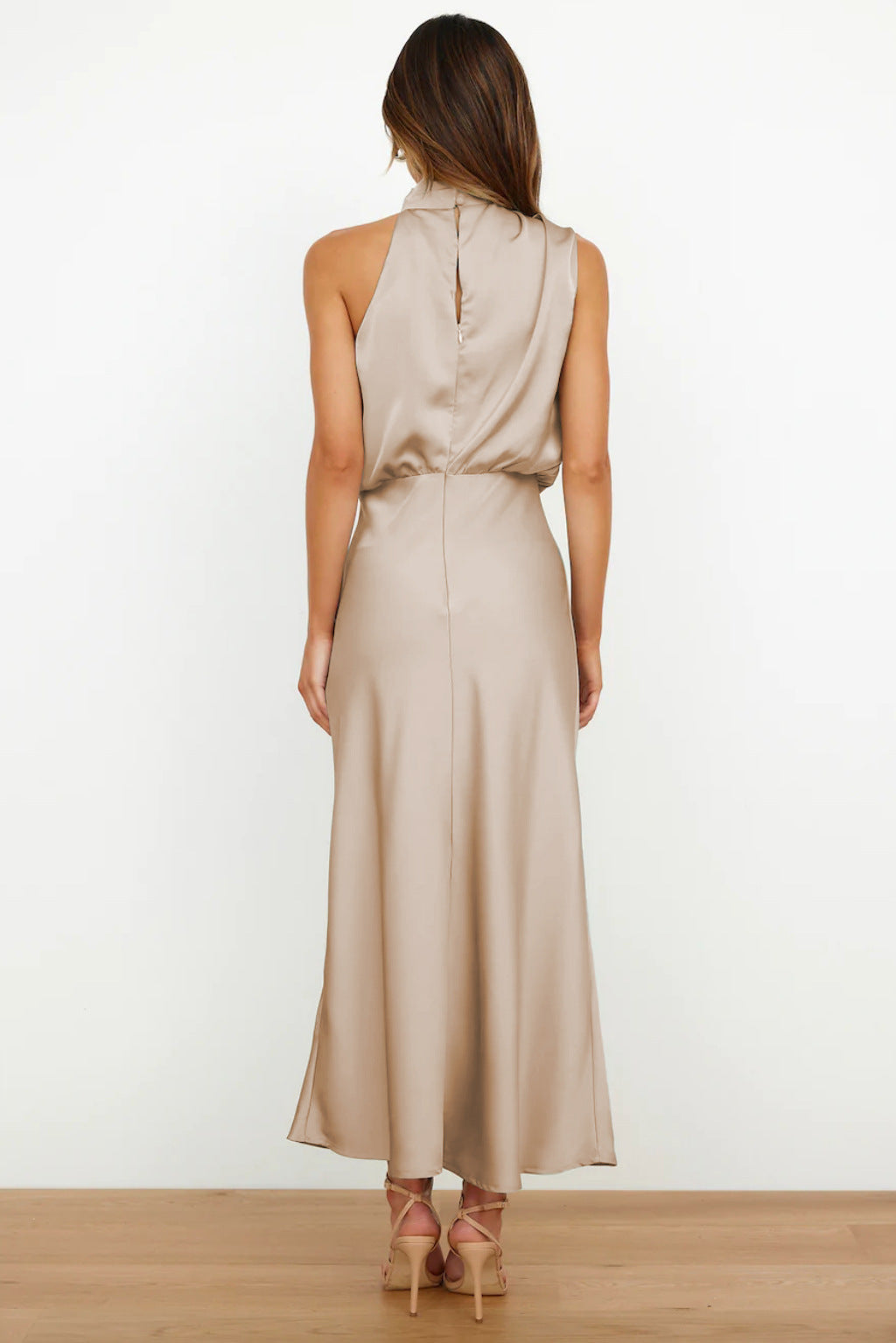 MARIANA | Dress with American neckline.