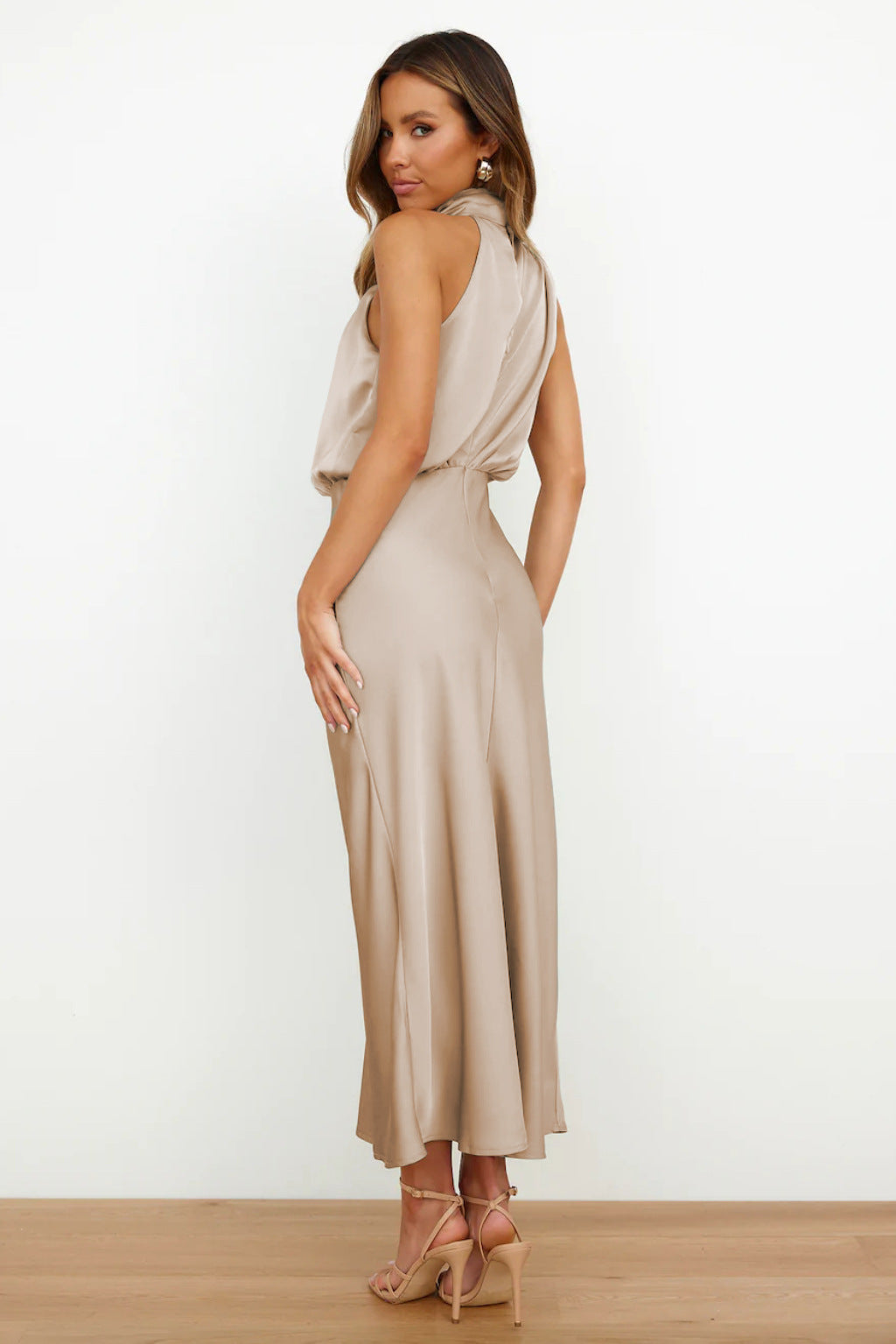 MARIANA | Dress with American neckline.