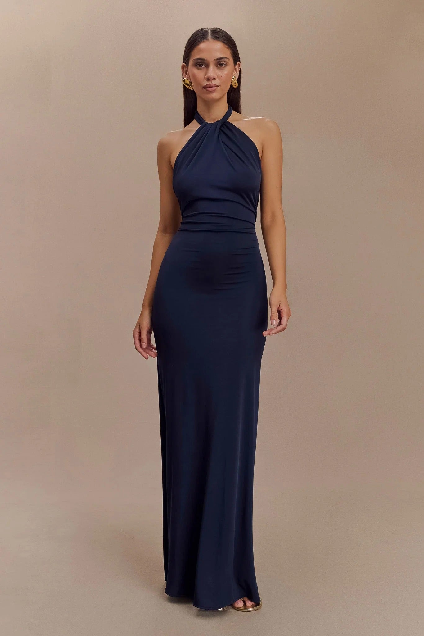 KLARA | Dress with curves and halter neck.