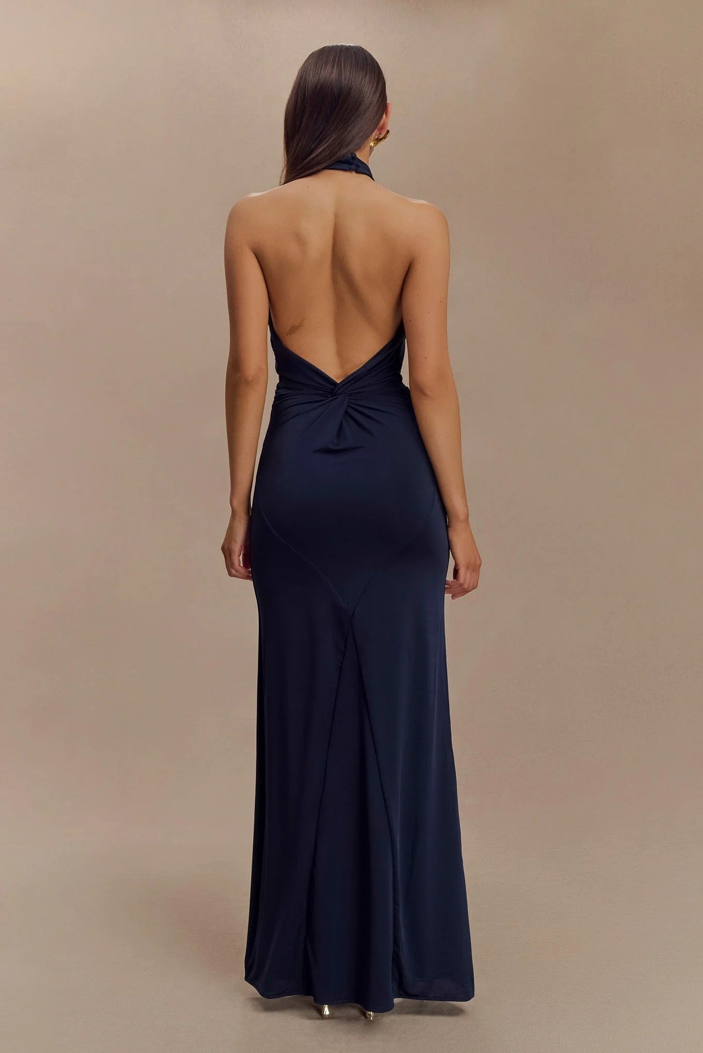 KLARA | Dress with curves and halter neck.