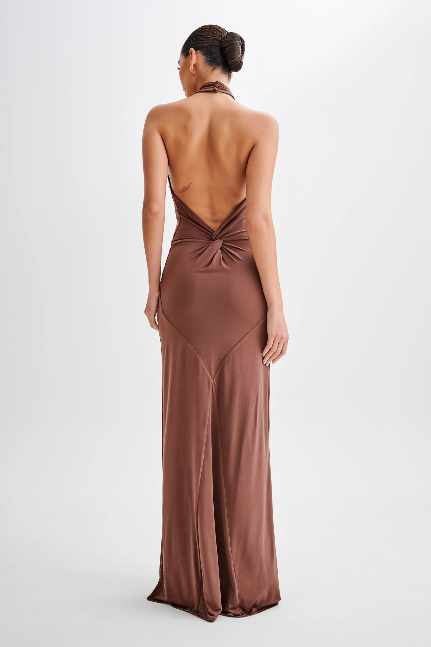 KLARA | Dress with curves and halter neck.
