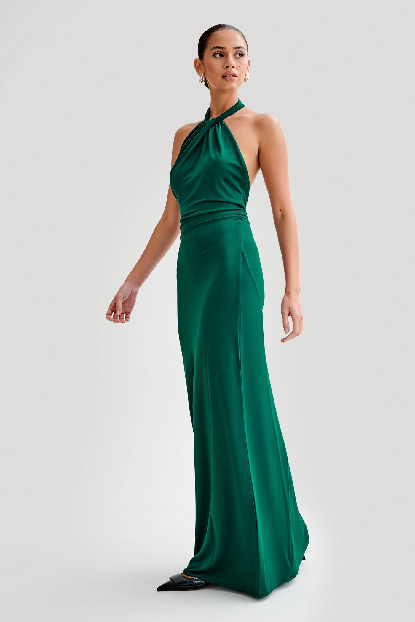 KLARA | Dress with curves and halter neck.