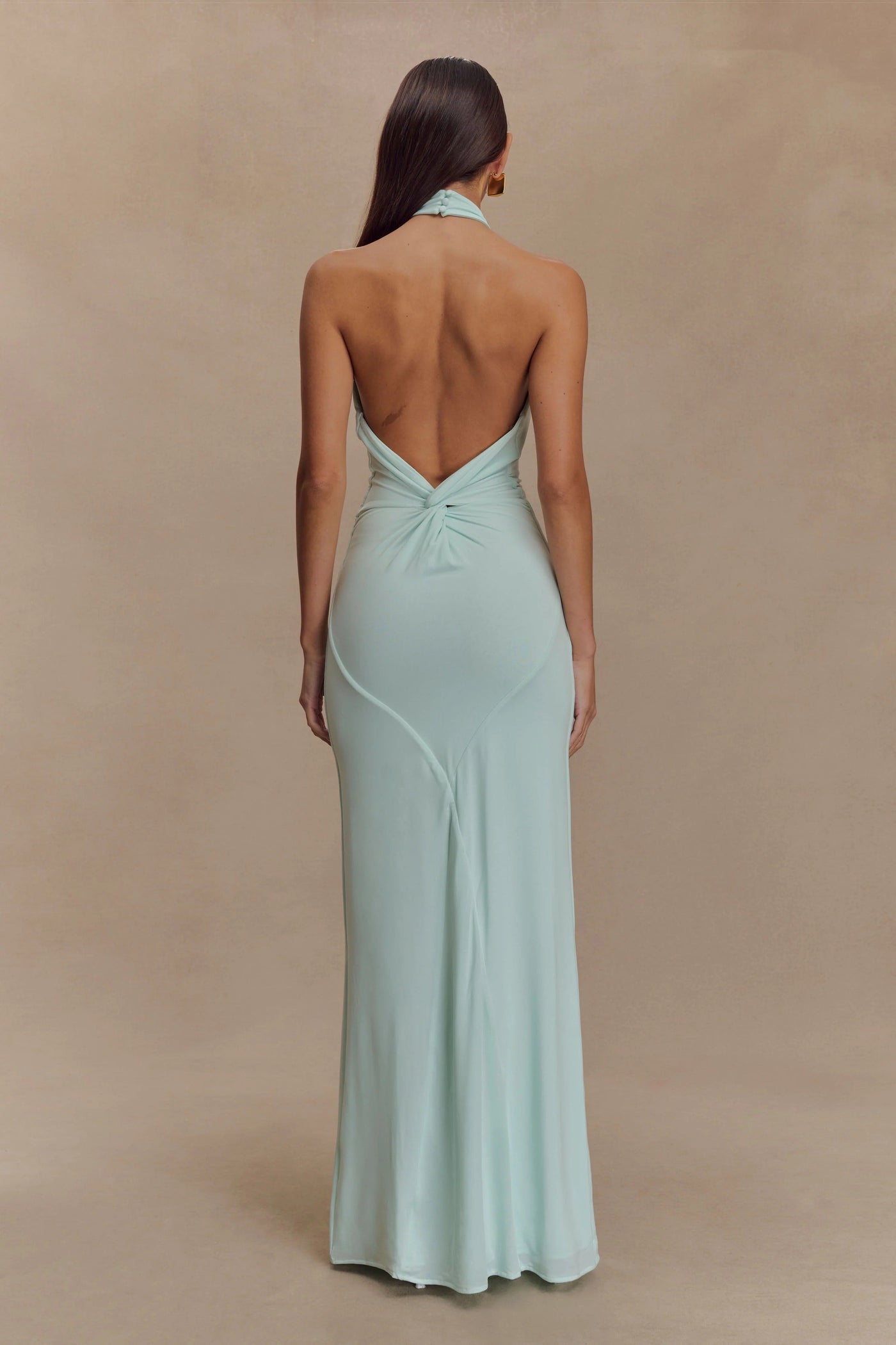 KLARA | Dress with curves and halter neck.